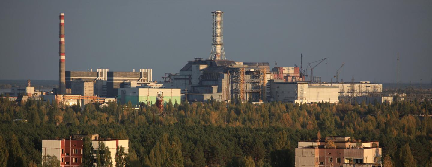 Le réacteur de l'unité 4 et l'abri endommagés à Tchernobyl, en Ukraine.