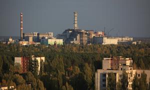 Поврежденный реактор 4-го энергоблока и объект «укрытие» на Чернобыльской АЭС