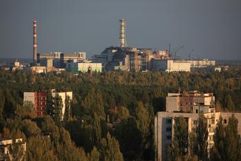 乌克兰切尔诺贝利核电站受损的 4 号机组反应堆及其保护性外壳。
