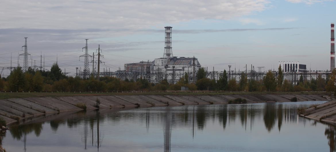 El reactor cuatro y el refugio dañados en Chornobyl, Ucrania.