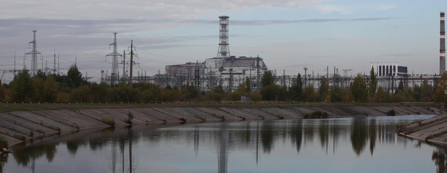 Réacteur de l'unité 4 et abri endommagés à Tchernobyl (Ukraine).