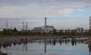 乌克兰切尔诺贝利受损的4号机组反应堆和掩体。