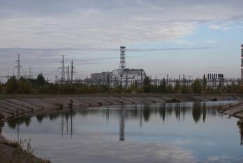 Réacteur de l'unité 4 et abri endommagés à Tchernobyl (Ukraine).