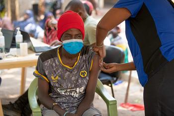 Un réfugié somalien âgé de 22 ans reçoit un vaccin contre la Covid-19 dans le camp de réfugiés de Kakuma, au Kenya.
