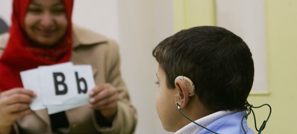 Un agent de santé évalue un garçon sourd à la société Atfaluna pour les enfants sourds dans la bande de Gaza.