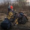 यूक्रेन में जारी संघर्ष से बचने के लिये, एक बच्ची, रोमानिया की सीमा में दाख़िल होते हुए.
