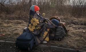 Una joven llega a Rumania buscando refugio del conflicto en Ucrania.