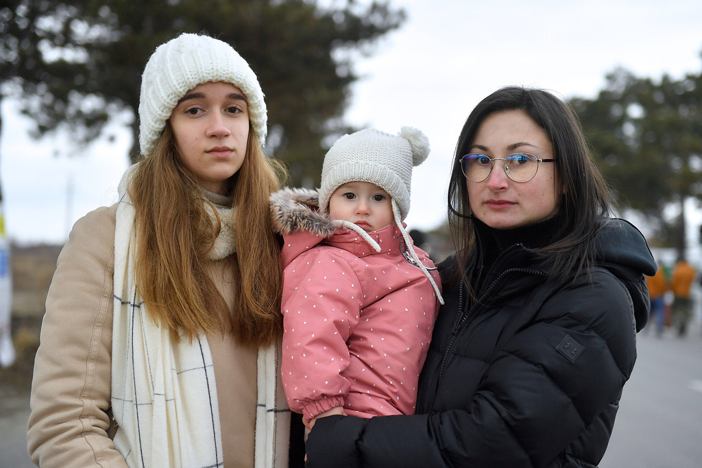 Tania, a la derecha, posa junto a su hermana y su hija en el punto fronterizo de Siret, entre Rumania y Ucrania.