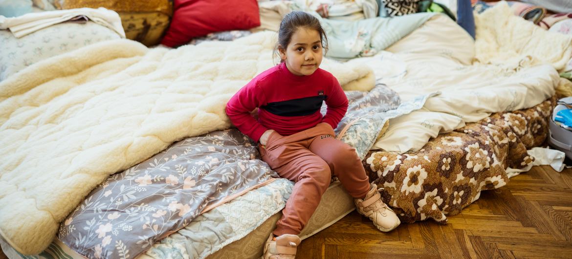 Une fillette de sept ans assise sur un lit dans un abri anti-aérien à Lviv, dans l'ouest de l'Ukraine.