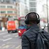L'initiative « Écouter sans risque » de l'Organisation mondiale de la santé vise à améliorer les pratiques d'écoute, en particulier chez les jeunes.