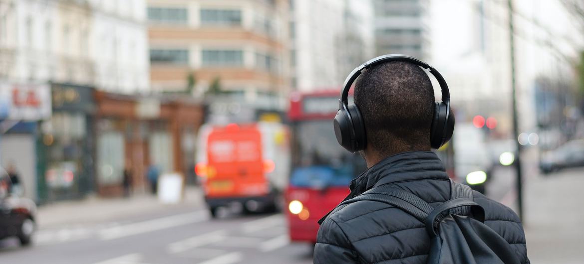 OMS publicou recomendações para garantir que locais e eventos limitem o risco de perda auditiva