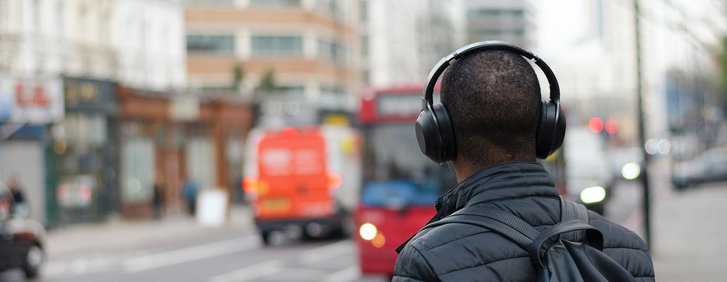 L'initiative « Écouter sans risque » de l'Organisation mondiale de la santé vise à améliorer les pratiques d'écoute, en particulier chez les jeunes.