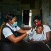 Una niña recibe atención en un centro de salud auditiva en Zambia.