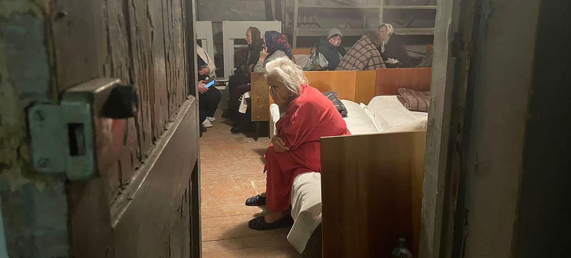 Пациенты Нововолынской больницы, в основном пожилые люди, укрываются в больничном бомбоубежище, спасаясь от возможного обстрела.