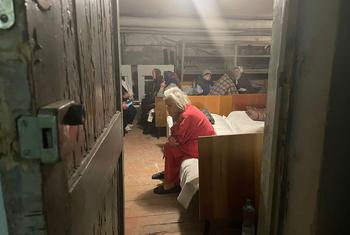 Des patients de l'hôpital de Novovolynsk, la plupart des personnes âgées, ont trouvé refuge dans l'abri de l'hôpital pour se protéger d'éventuels bombardements.