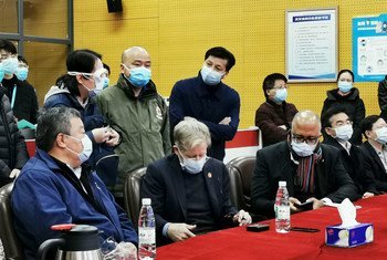2020年2月23日，世卫组织总干事高级顾问艾尔沃德率领的世卫组织-中国联合考察组抵达武汉体育中心方舱医院进行实地考察，并正与管理、医护人员讨论工作