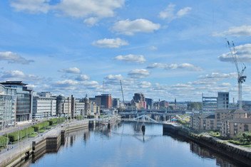 La ville de Glasgow, au Royaume-Uni, devait accueillir la COP26, la conférence des Nations Unies sur le climat désormais reportée en raison du coronavirus