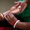 भारत में एक स्वास्थ्य केंद्र में महिला का मेडिकल परीक्षण.