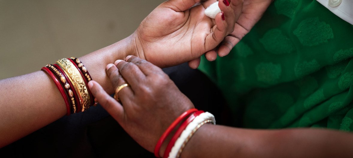 भारत में एक स्वास्थ्य केंद्र में महिला का मेडिकल परीक्षण.
