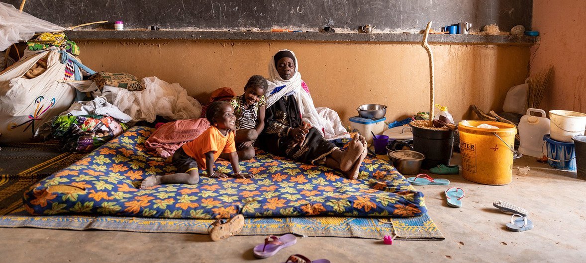 أسرة نازحة في قرية في وسط مالي تقيم في مدرسة بعد أن تم تهجيرها.