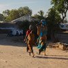 Duas mulheres caminham em um campo de deslocados internos em Cabo Delgado, Moçambique