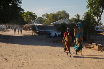 Duas mulheres caminham em um campo de deslocados internos em Cabo Delgado, Moçambique
