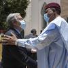 联合国秘书长安东尼奥-古特雷斯（左）在尼日尔首都尼亚美与尼日尔总统穆罕默德·巴祖姆举行会晤。
