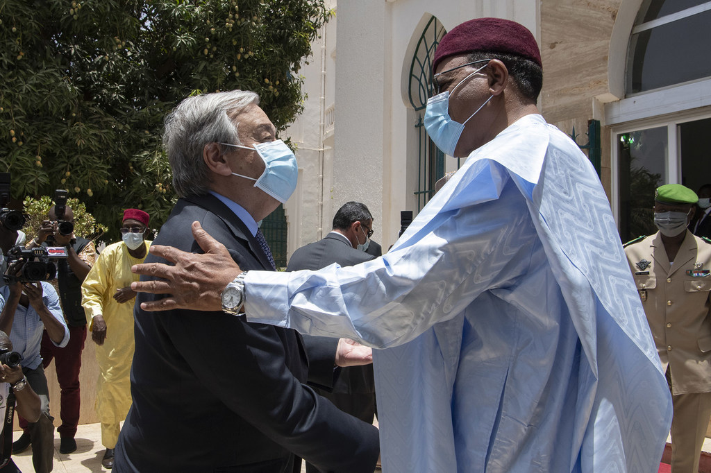 Katibu Mkuu wa UN António Guterres akilakiwa na Rais wa Niger Mohamed Bazoum kwenye mji mkuu Niamey