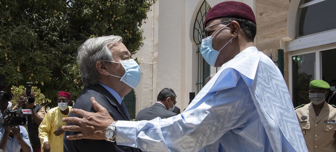 Le Secrétaire général de l'ONU, António Guterres (à gauche) est reçu par le Président du Niger, Mohamed Bazoum, à Niamey.
