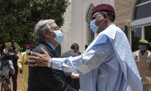 El Secretario General de la ONU, António Guterres (izquierda), es recibido por el presidente nigerino, Mohamed Bazoum, en la capital de Níger, Niamey.