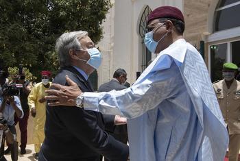 यूएन महासचिव एंतोनियो गुटेरेश (बाएँ) निजेर की राजधानी नियामे में राष्ट्रपति मोहम्मद बज़ोम से मुलाक़ात कर रहे हैं.
