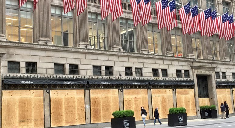 Los ventanales de unos almacenes de lujo en Nueva York cubiertos con maderas para evitar saqueos durante las protestas por el racismo policial. 