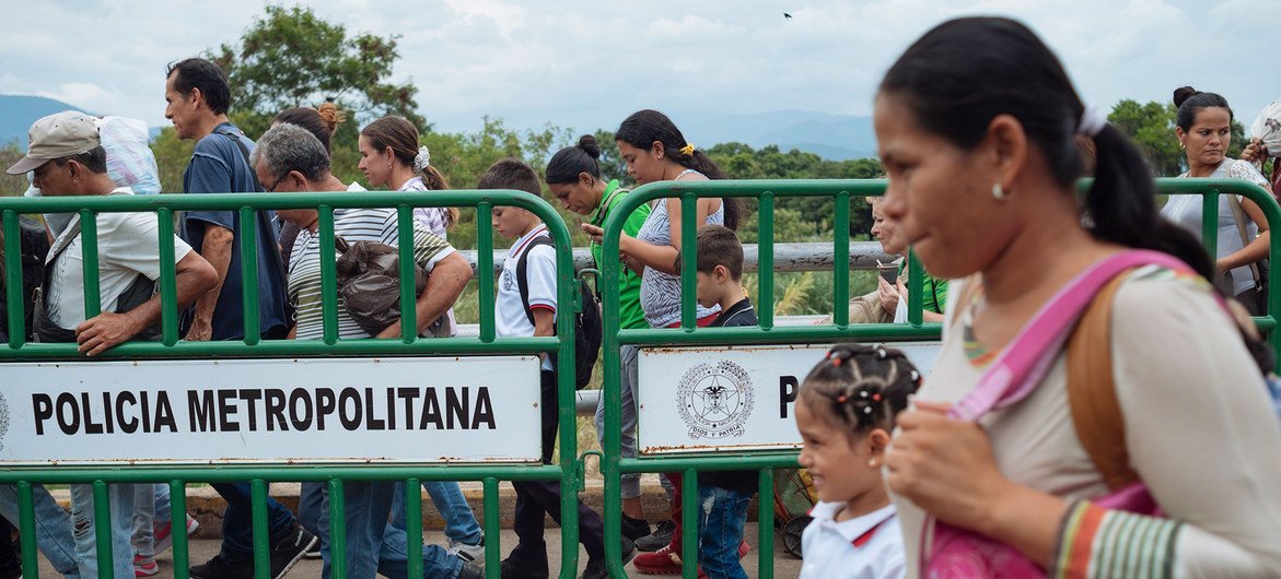 移民们从委内瑞拉进入哥伦比亚的边境城市库库塔。