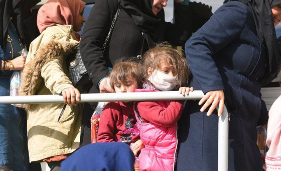 Crianças migrantes na fronteira entre a Turquia e a Grécia