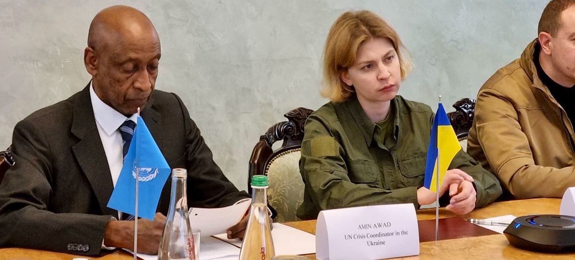 Amin Awad (izquierda) se reunió en abril con funcionarios del Gobierno ucraniano para seguir impulsando la respuesta humanitaria y reforzar la coordinación en el país.