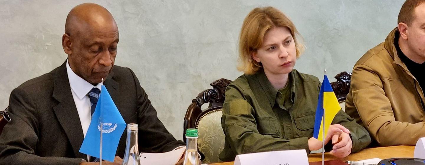 Амин Авад (слева) обсуждает с официальными лицами правительства Украины усилия по наращиванию гуманитарного реагирования в стране