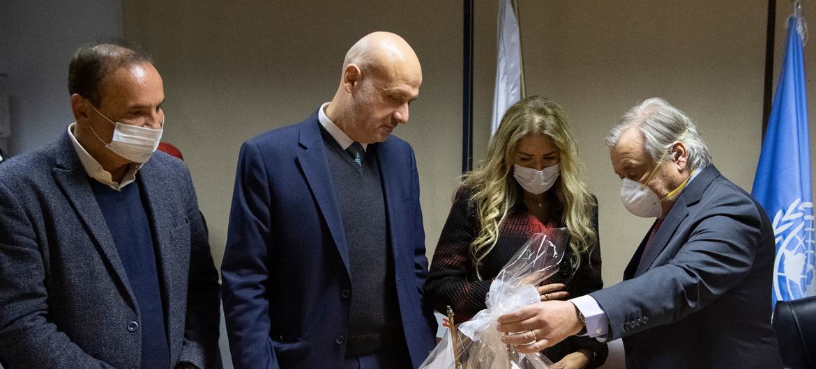 الأمين العام للأمم المتحدة أنطونيو غوتيريش مع السيدة إيمان الرافعي، القائمة بأعمال بلدية الميناء (شمال لبنان) والسيد بسام مولوي، وزير الداخلية والبلديات اللبناني.