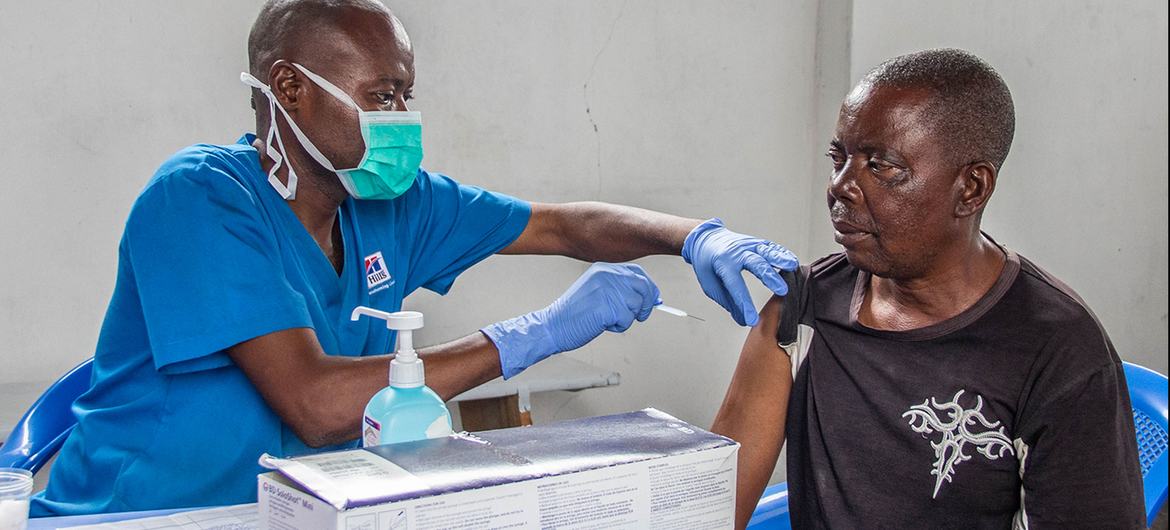 Homem recebe sua segunda dose da vacina contra Covid-19 na República Democrática do Congo