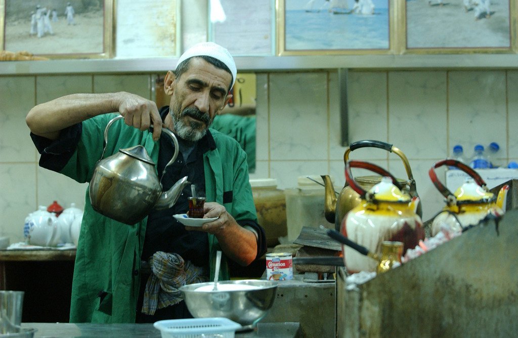 رجل يقوم بتحضير الشاي في الكويت.