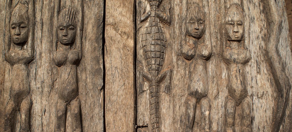 Un échantillon de l'art Dogon sur l'escarpement de Bandiagara à Teli, dans la région centrale du Mali.