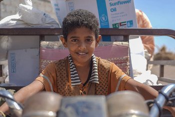 صبي في أحد مراكز توزيع الغذاء التابعة لبرنامج الأغذية العالمي في لحج، اليمن.
