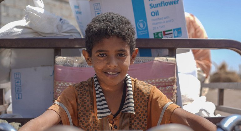 صبي في أحد مراكز توزيع الغذاء التابعة لبرنامج الأغذية العالمي في لحج، اليمن.