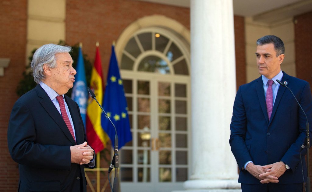 El Secretario General de la ONU (a la izquierda) con el presidente del Gobierno de España, Pedro Sánchez.