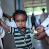 طفلة صغيرة تخضع لفحص طبي في أحد المراكز الصحية في إقليم تيغراي شمال إثيوبيا.