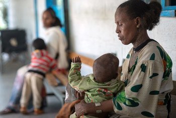 أم تحتضن طفلها (عام) الذي يعاني من سوء التغذية، في أحد المراكز الصحية في إقليم تيغراي شمالي إثيوبيا.