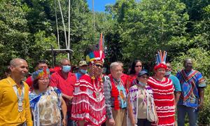 El Secretario General António Guterres (al centro) se reunió con cooperativas agrícolas lideradas por mujeres y hombres indígenas en Pierre Kondre, en la alde a de Redi Doti, en la selva tropical de Surinam.