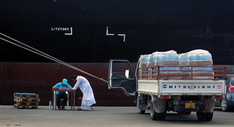 Preparativos para el suministro de agua en el puerto de Trípoli, Libia.