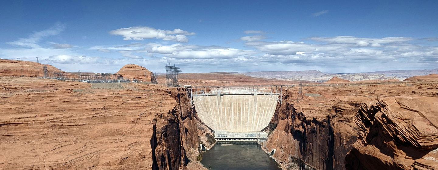 Le lac Powell a été créé en 1964 par la construction du barrage de Glen Canyon en Arizona, aux États-Unis. Du fait d'une sécheresse chronique, son niveau à l'été 2022 est le plus bas jamais relevé.