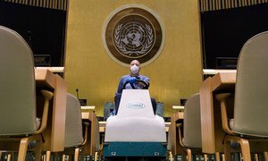 أحد عمال النظافة يقوم بتشغيل ماكينة مسح الأرضيات داخل قاعة الجمعية العامة للامم المتحدة.