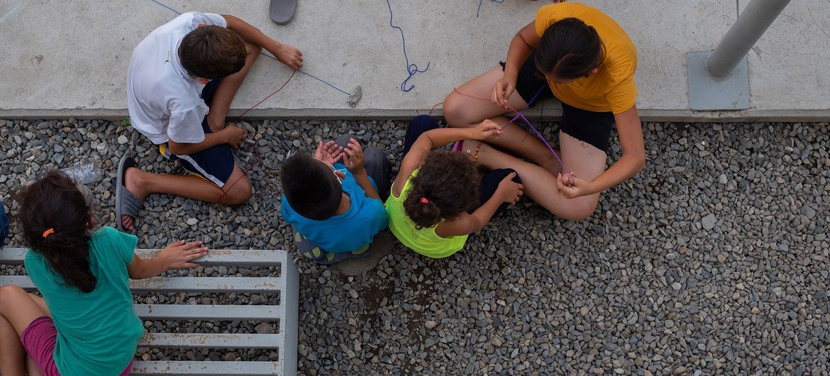 Niños juegan en un albergue para refugiados y solicitantes de asilo